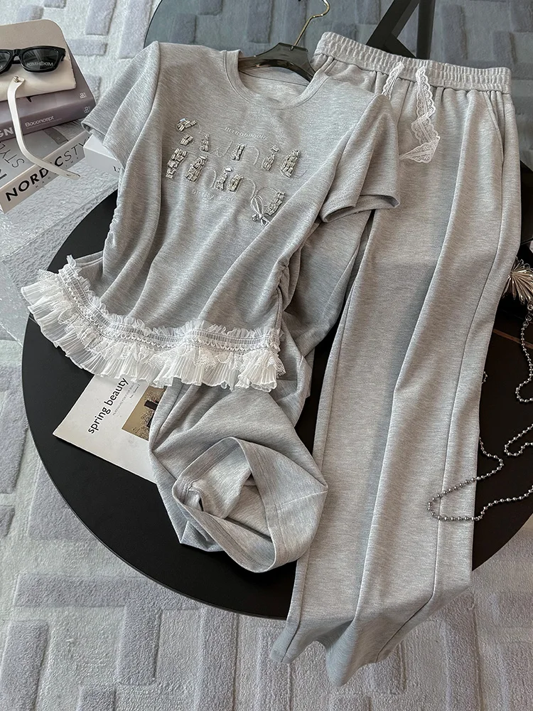 

Серый повседневный спортивный костюм: женский комплект из топа с коротким рукавом и кружевными вставками и брюк с широкими штанинами, модный весенний наряд