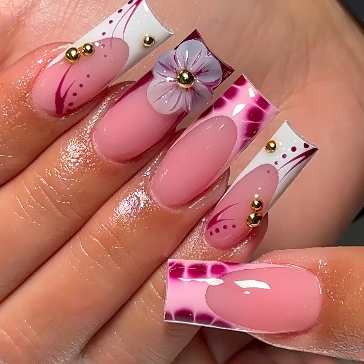 24 Uds uñas postizas cuadradas de longitud media raya negra prensa francesa en uñas postizas flor 3D polvo brillante usable cubierta completa punta de uñas