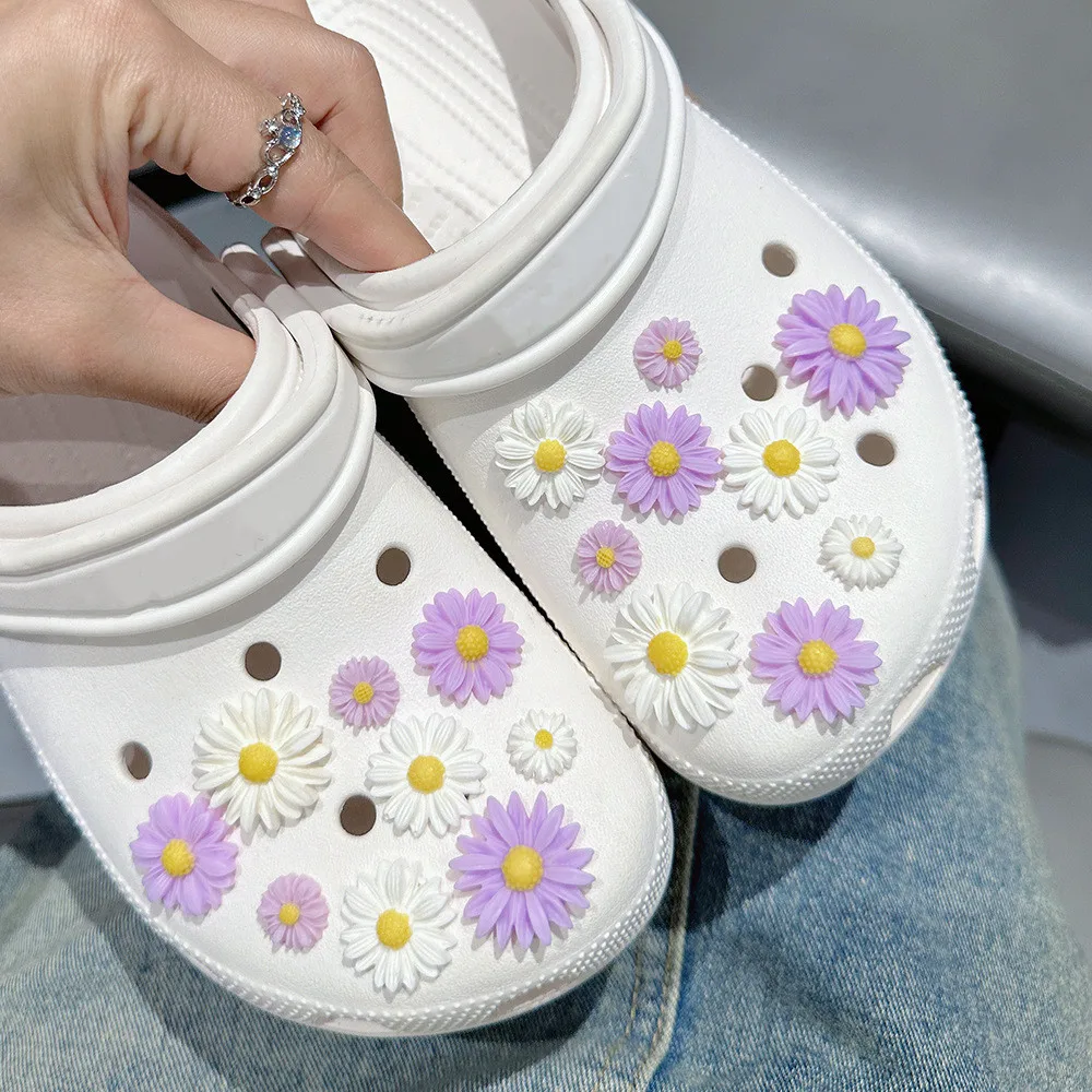 

New 18-piece Cartoon Flower Set Hole Shoe Charms Decorations Lovely Purple Daisy Shoes Buckle DIY 3D Hole Shoe Accessories