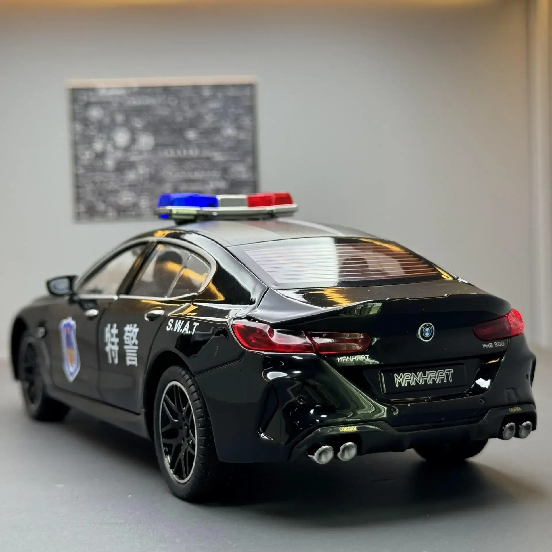 Mobil Die-cast Polisi MANHART M8 Skala 1:24 Baru, Model Mobil Logam Paduan dengan Suara dan Lampu, Simulasi Tinggi, Hadiah untuk Anak-Anak