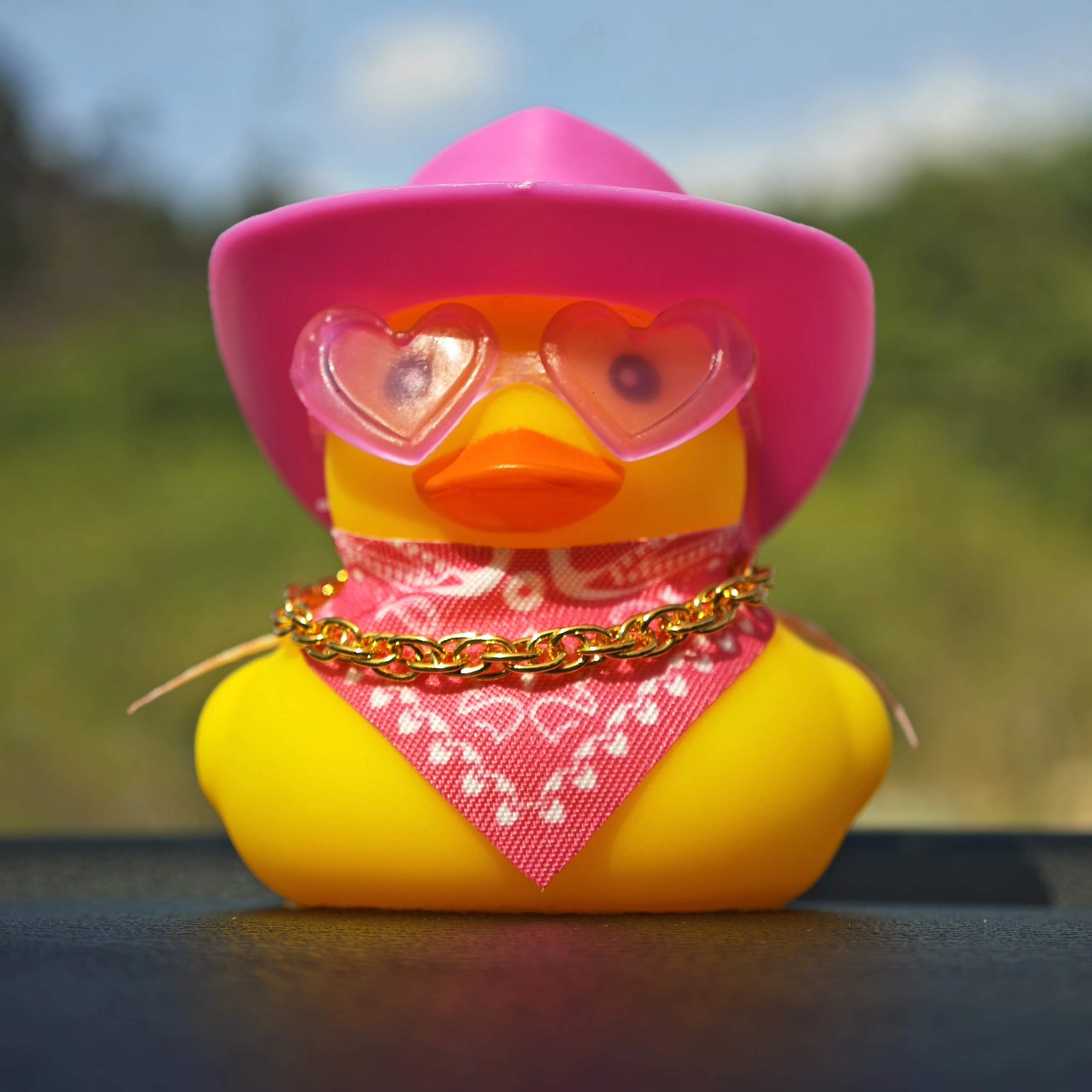 

1 шт. Милая уточка-украшение для автомобиля, маленькая уточка в джинсовой шляпке, с солнцезащитными очками, ожерельем, шарфом, украшение для приборной панели автомобиля, резиновые уточки.