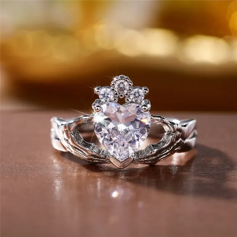 Ne'w Crystal Heart Cubic Zirconia Hands Love Rings for Women Stylish Proposal Engagement Jewelry Unique Design Female