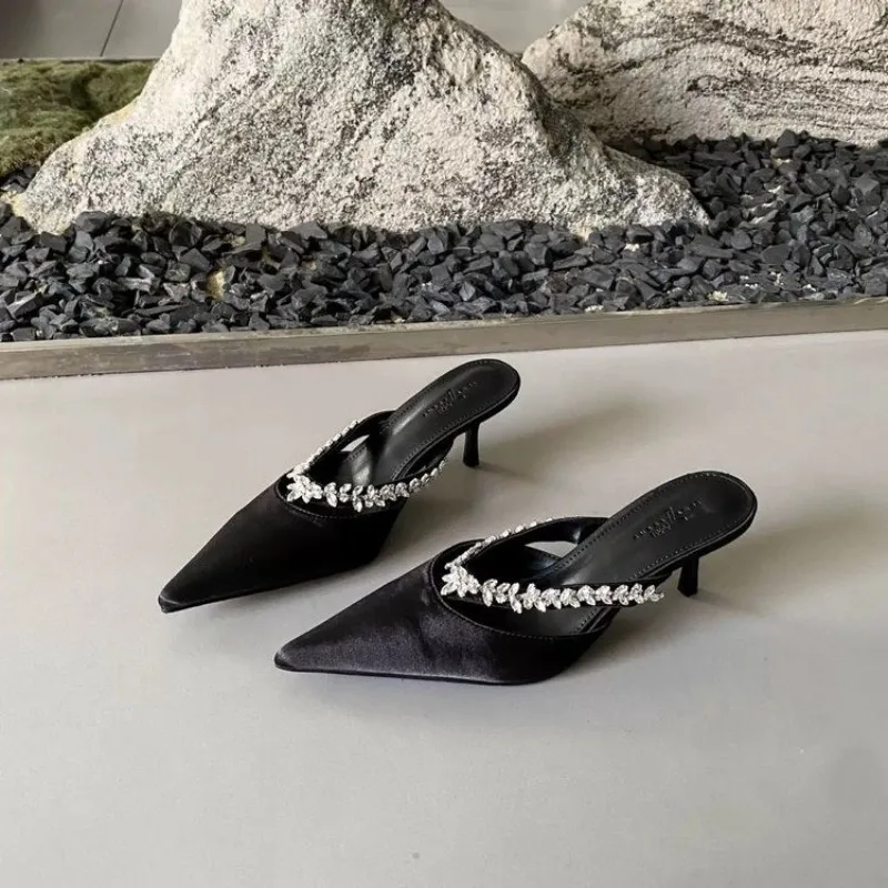 รองเท้าส้นสูงแบบสวมเปิดส้นประดับคริสตัลสีดำสำหรับผู้หญิง สไตล์ใหม่ สวยหรู ระยิบระยับ รองเท้าแตะแบบสลิปเปอร์ ส้นสูงเซ็กซี่