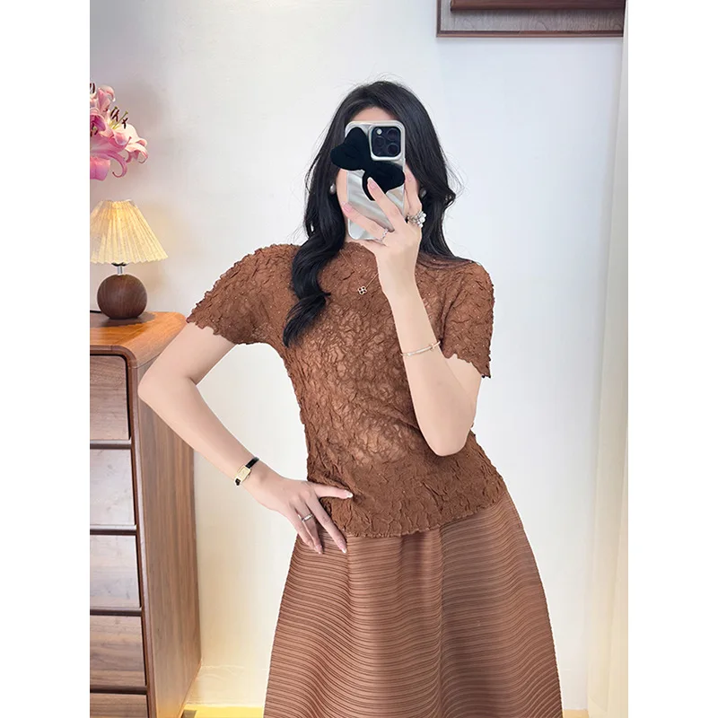 ความรู้สึกการออกแบบรอบคอแขนสั้น Slim จีบเสื้อยืดสีทึบ Miyake 2025 ฤดูร้อนใหม่แฟชั่นผู้หญิงเสื้อ