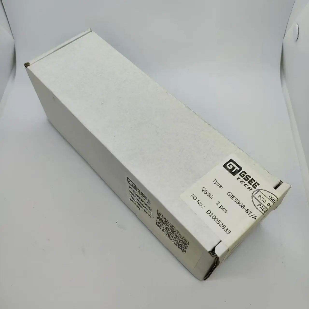 Przełącznik zarządzalny o szybkości 10/100 Mbps z automatyczną negocjacją prędkości, klasy ochrony IP67, z możliwością kaskadowania wejść/wyjść, zgodny z normami EN50155 i EN50121-3-2, przeznaczony do zastosowań w przemysłach.