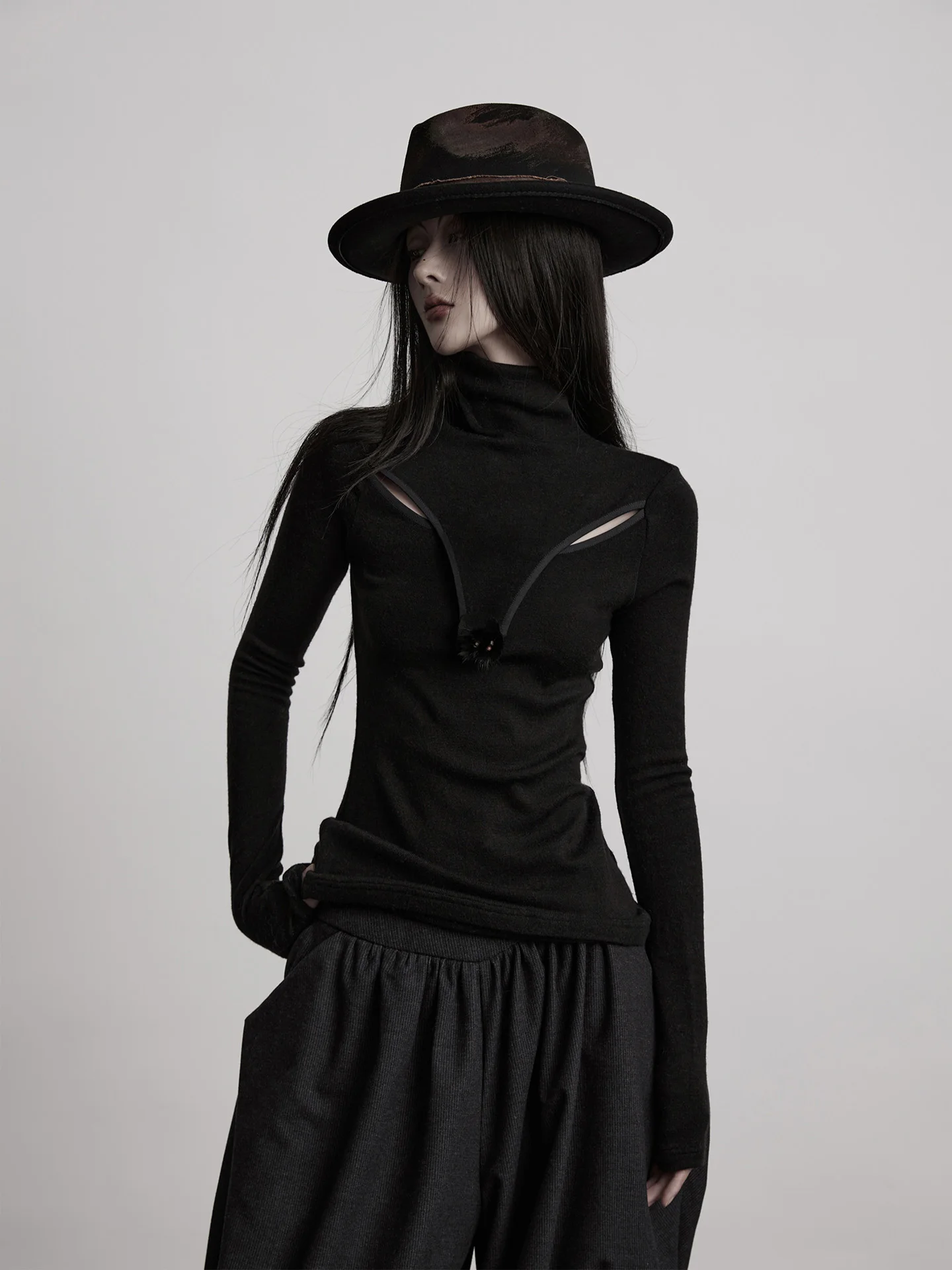 

Женская трикотажная футболка с высоким воротом и длинными рукавами, с вырезами, облегающая, для осени и зимы, внутренняя одежда, дышащая, удобная, из нейлона.