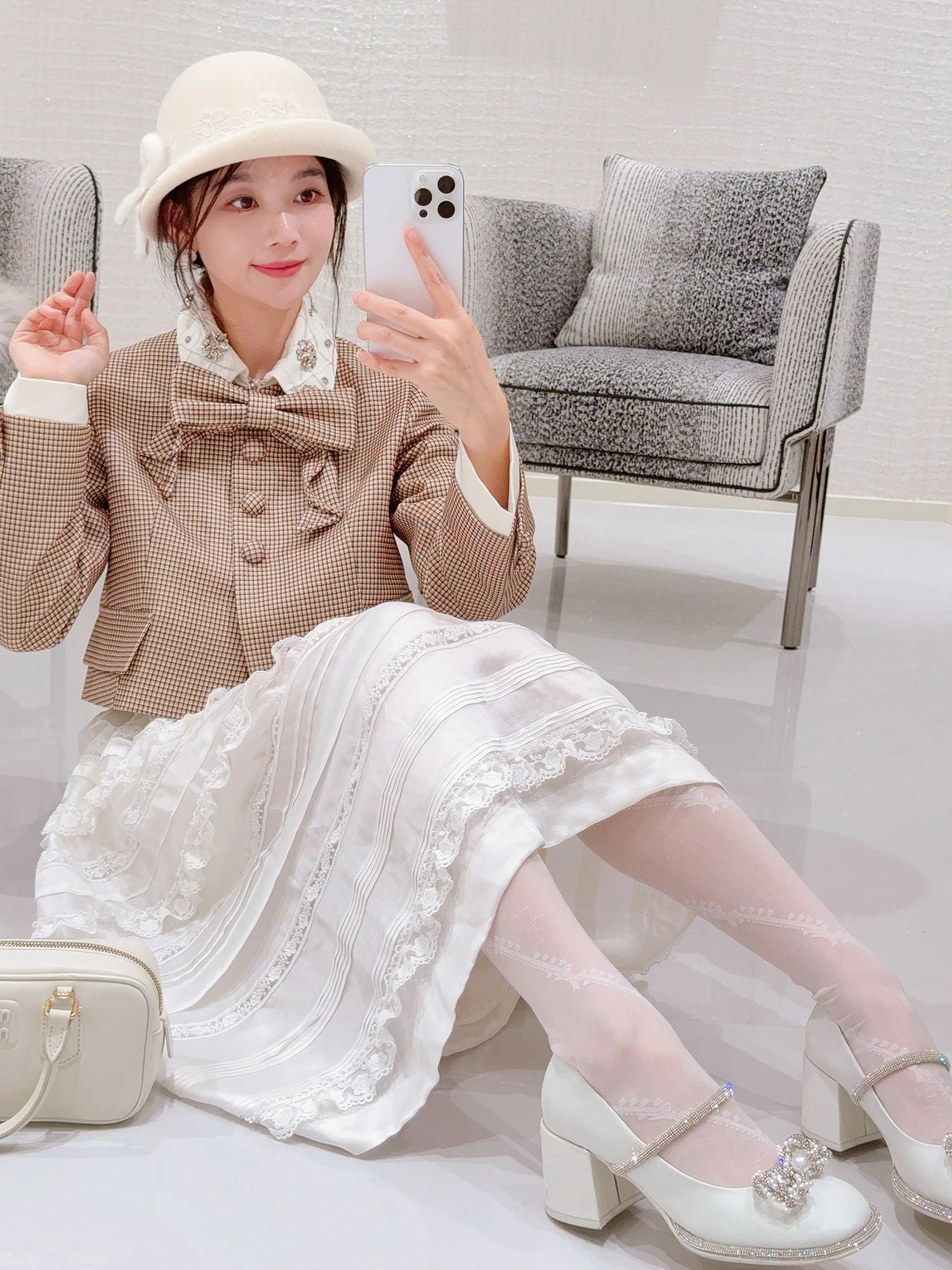 มิสลักชัวรี่ เรโทร สเล ชุดสูทสตรีแบบสั้นพร้อมโบว์ผูก ดีไซน์สำหรับฤดูใบไม้ผลิและฤดูใบไม้ร่วง ทรงเข้ารูป ชายเสื้อตรง แขนยาว