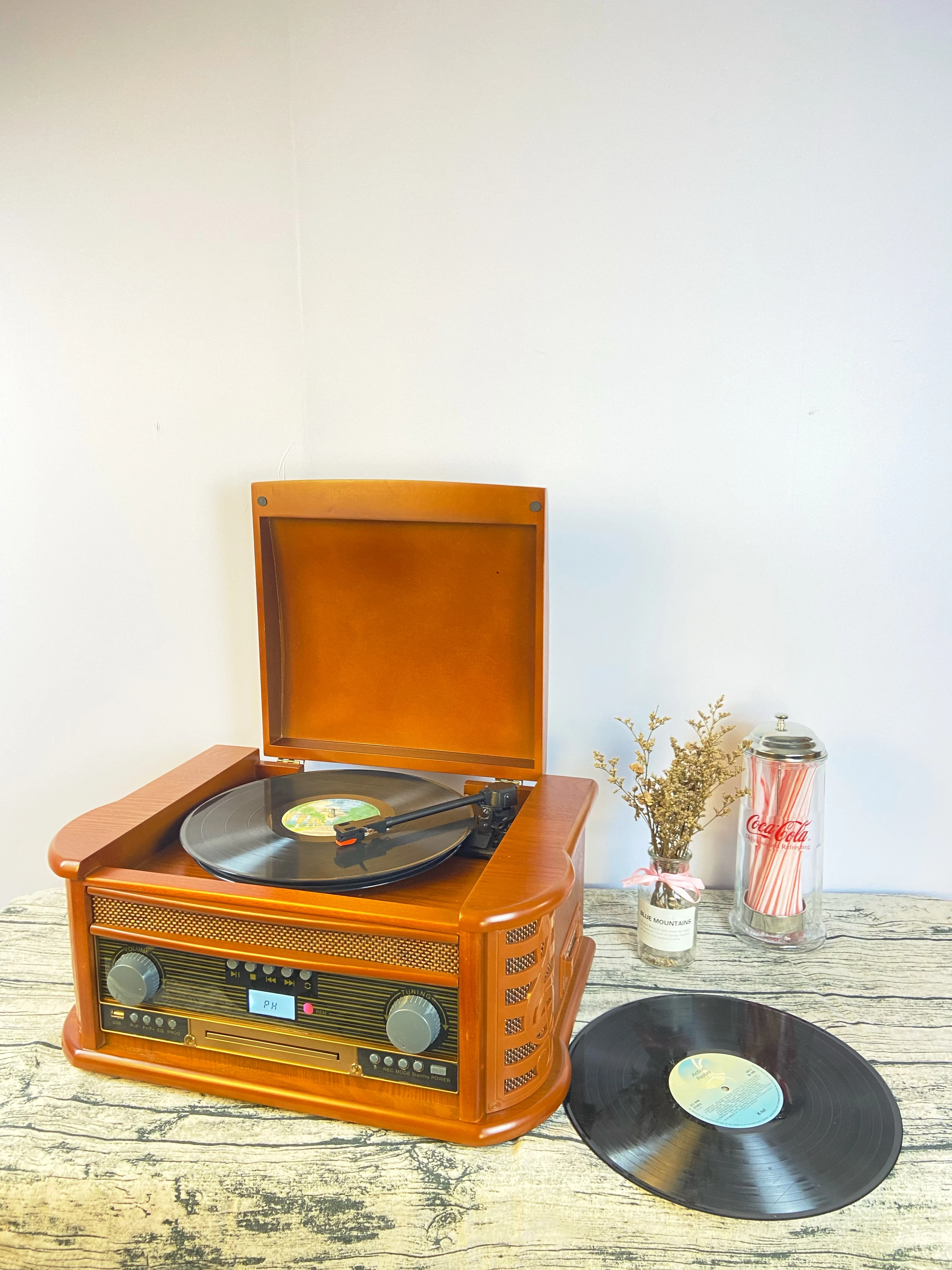 Retro desktop vinyl record player