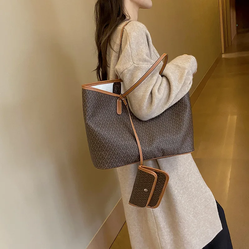 ​ حقيبة يد كبيرة الحجم بتصميم ريترو لعام 2025 للنساء ذات سعة كبيرة وقابلة للتعديل ومحفظة كتف للركاب أساسية