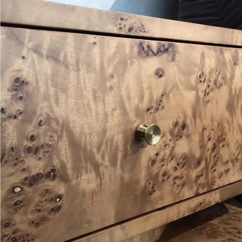 طاولة بجانب السرير من الخشب الصلب بتصميم فرنسي قديم مع سطح من الجلد بعقدة شجرة وخزانة مصنوعة يدويًا لغرفة النوم على الطراز القديم