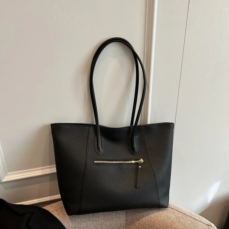 

Women's Crossbody-Bag Made Of Premium Leather Boasting Trendy Design And High-End Vintage Paris Look ​