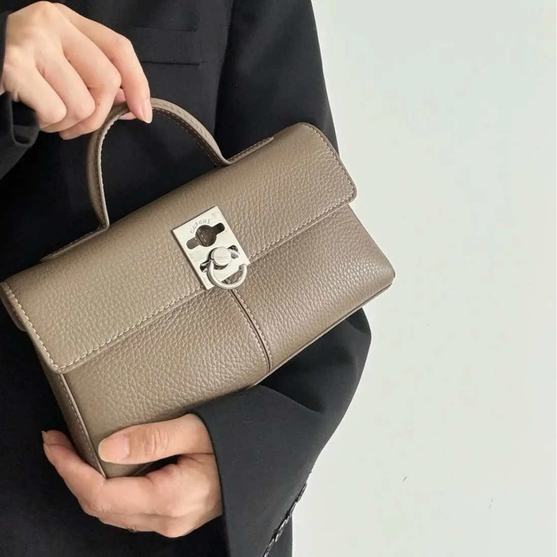 

Handbag Niche Designer Genuine Leather with Scarf Luxury Designer Trendy Shoulder Bag Solid Color Commuting Bag for Women Gift