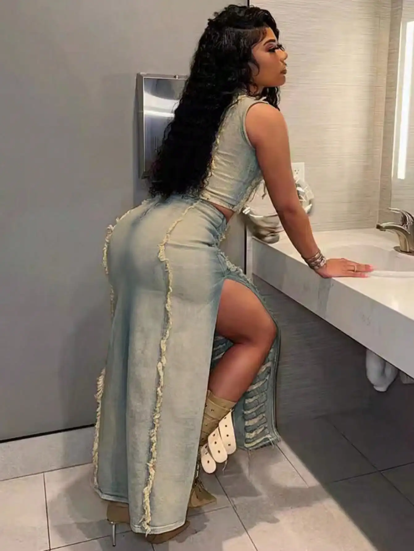 Gonna lunga in denim distressed con tagli cut-out, spacco alto e bordi sfrangiati grezzi