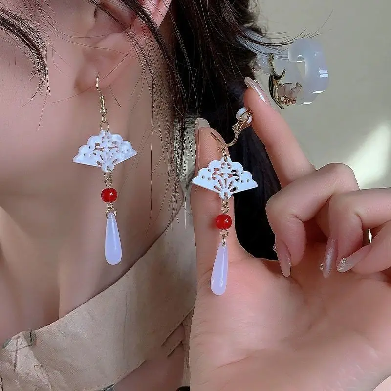 Chinese Classical Imitation Jade Waterdrop Clip on Earrings Non Piering for Women Hollowed Fan Dangle Earring Party Jewelry Gift