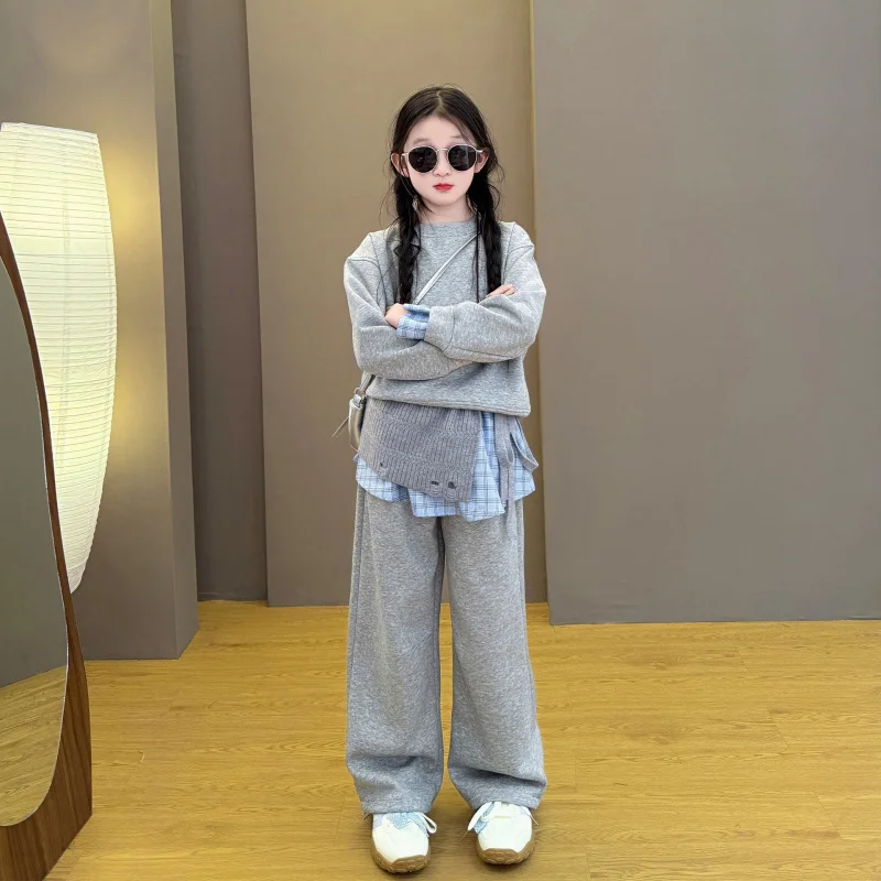 

Детский серый спортивный костюм 2026: Новый комплект в корейском стиле из толстовки и широких брюк для девочек, идеально подходит для весны.