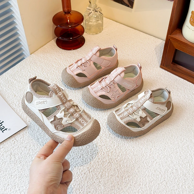 

Детские повседневные сандалии для девочек с перфорацией, нескользящие, с закрытым носком, защита от ударов, лето 2026, новинка, пляжная обувь для детей, сетчатые, дышащие