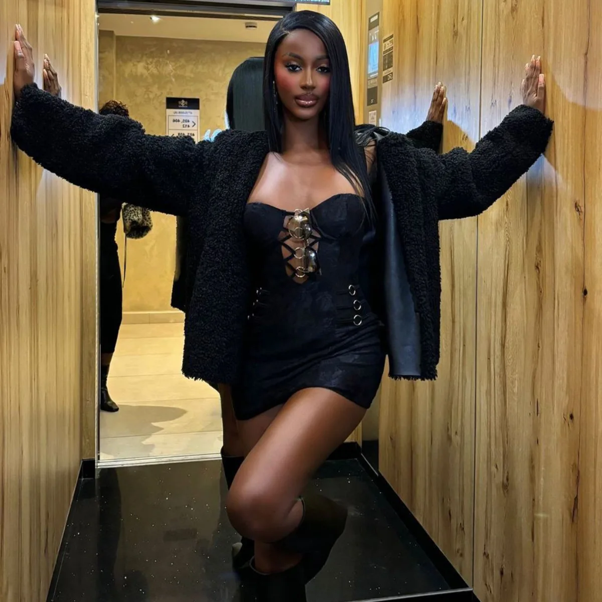 Moda com decote em v mini vestido para mulheres sexy oco para fora sem mangas shaper verão hipster outfits vestidos curtos festa de noite