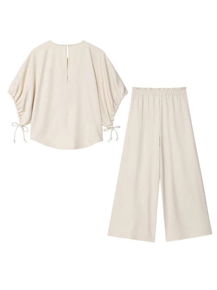 ชุดเซ็ต 2 ชิ้น เสื้อเชิ้ตแขนพอง คอทรงโอ แต่งเชือกผูกและกระดุม ผ้าเนื้อแน่น พร้อมกางเกงขายาวทรงสลิมเอวสูงผูกเชือก สไตล์ชุดนอน