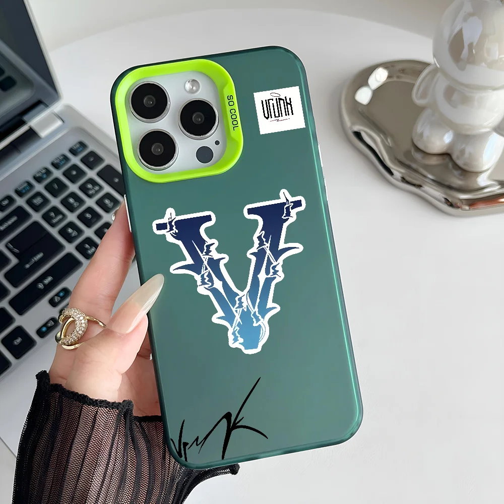 حافظة هاتف أنيقة على شكل حرف V IMD لون فضي لهاتف آيفون 16 15 14 13 12 11 Pro Max Plus