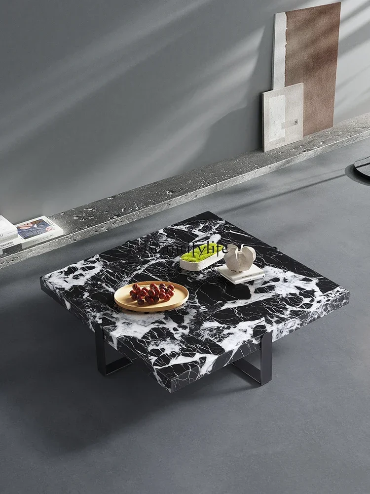 غرفة معيشة إيطالية فاخرة وبسيطة وطاولة قهوة رخامية مربعة الشكل على الطراز الفرنسي