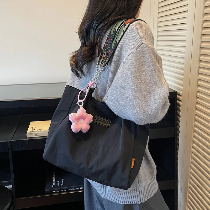 حقيبة كتف نسائية عصرية ذات سعة كبيرة حقيبة قماش عادية للعمل والتنقل أكياس تخزين مريحة ومتعددة الاستخدامات #2