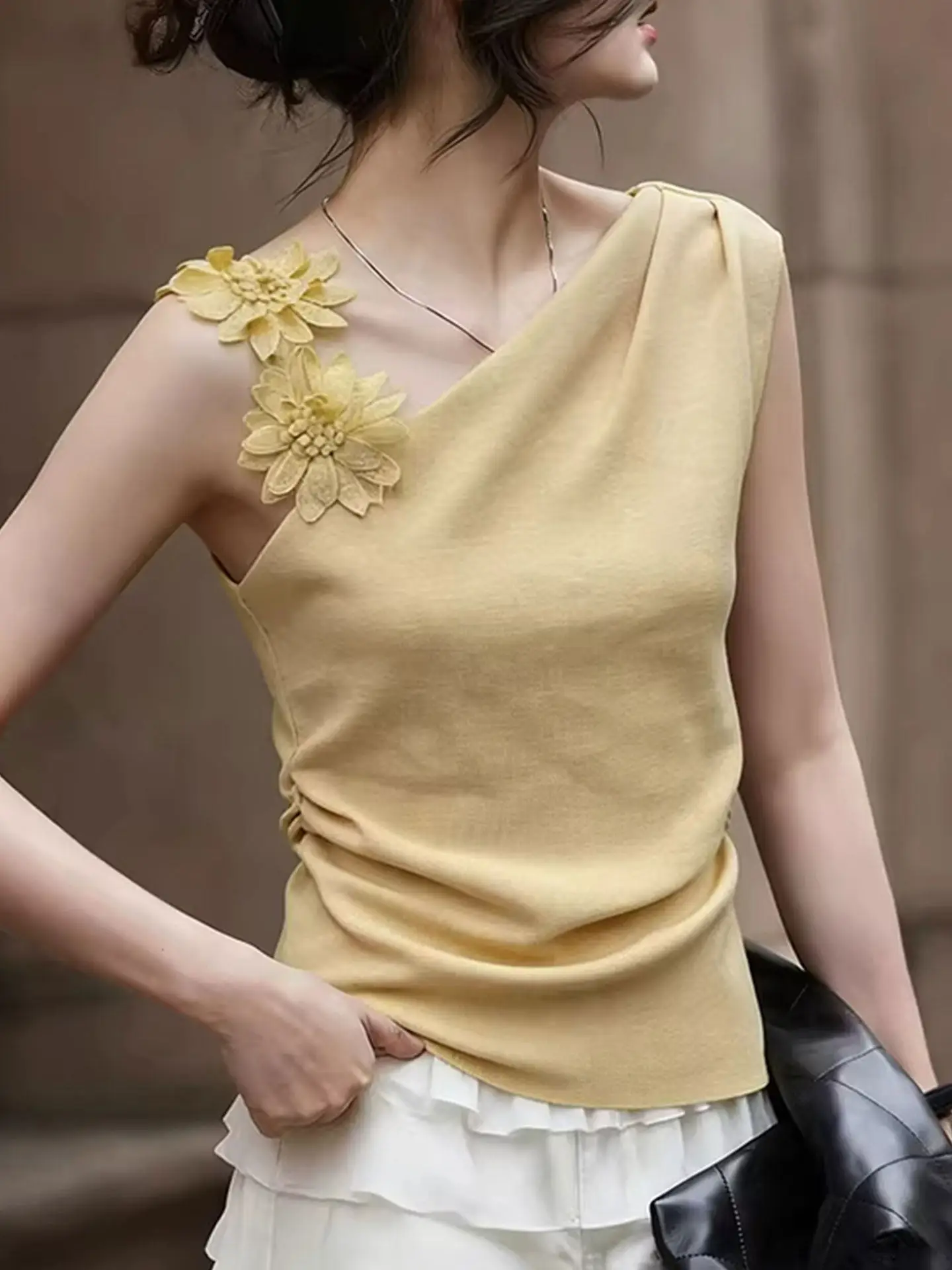 

Sweet Summer Sleeveless Vest with 3D Flower Design Stylish And Fashionable Korean Version Slim Fit Silk Top for Women