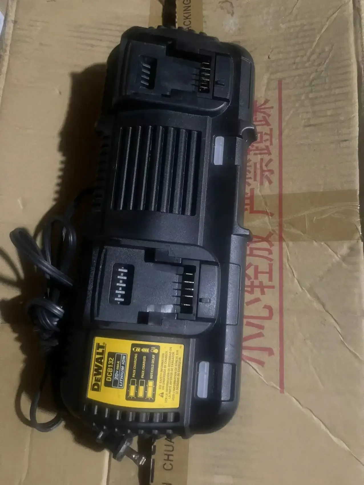 

USED DEWALT DCB132 12V-60V Flex bolt Battery dual Port Charger for 110V.SECOND HAND