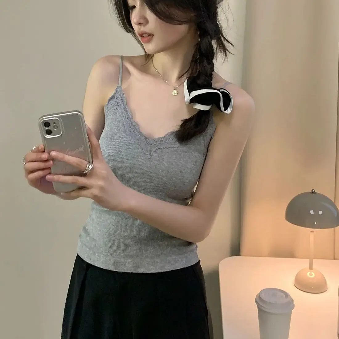 Spicy Girl Träger-Tanktop mit V-Ausschnitt, ärmellos, schmal geschnitten, Damen-Top mit Blumenspitzenbesatz, schwarzes Top, modisch, Sommer 2026, Y2K Basic Tanktops