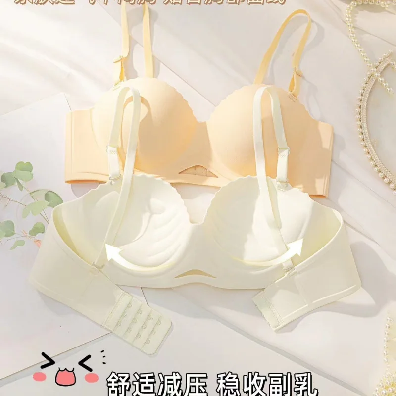 강철 반지가 없는 여성을 위한 새로운 국경 없는 끈이 없는 광택 있는 속옷, 작은 가슴이 모여 있고 가슴이 있고 미끄럼 방지 브라가 있습니다.