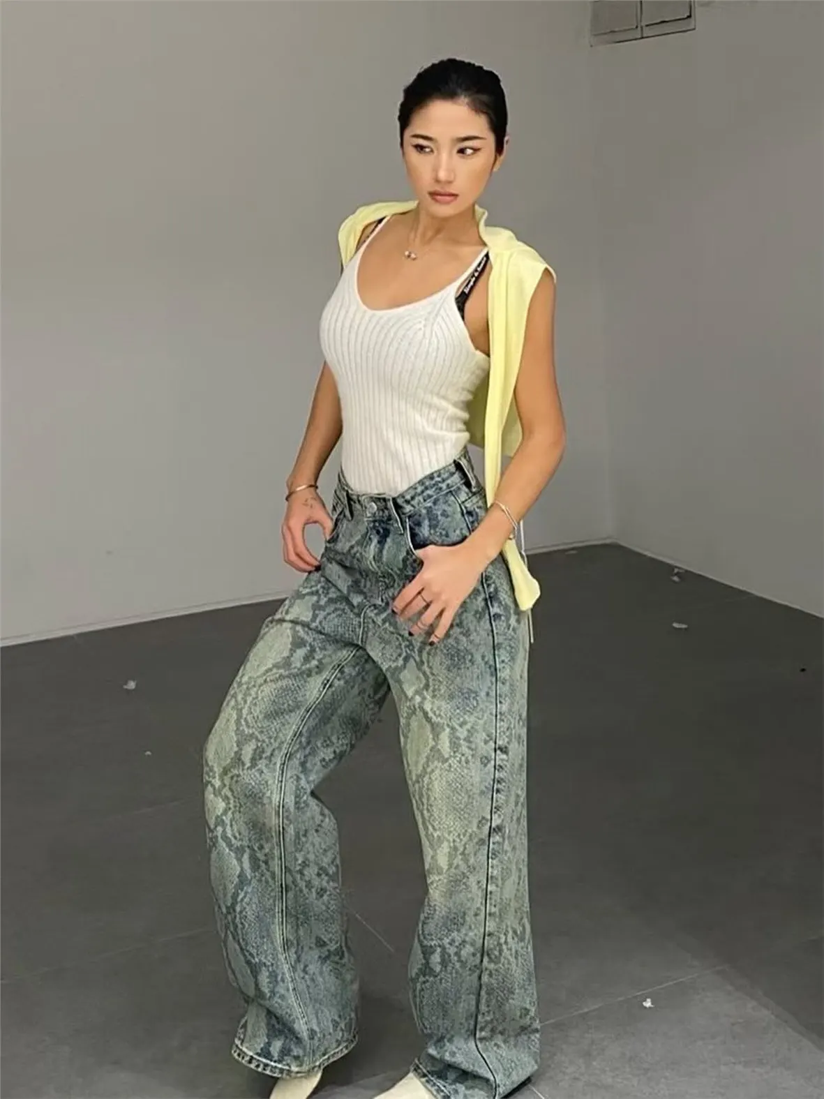 

Модные прямые джинсы с принтом под змеиную кожу, женские синие брюки с принтованным узором, прямого кроя, повседневные джинсовые брюки-буткэт