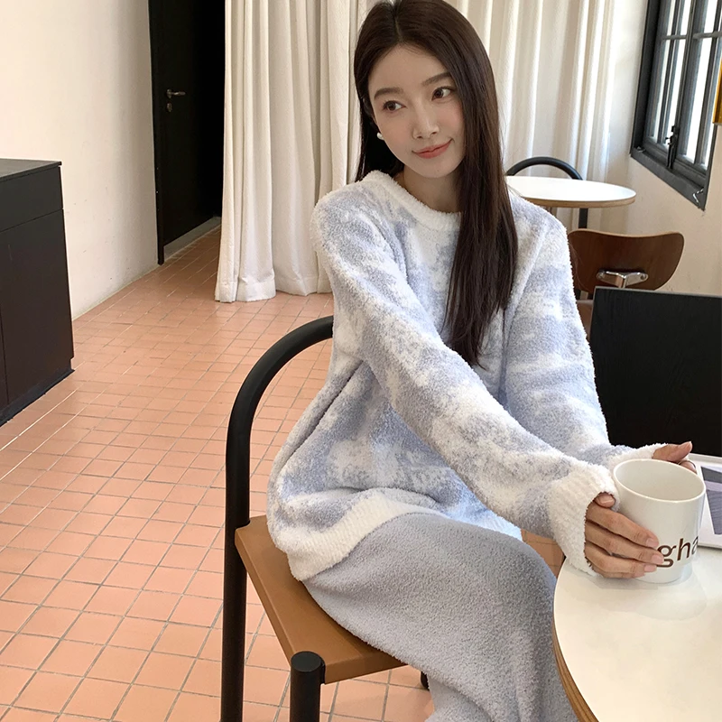 

Fashionable thickened pajamas for women in autumn and winter with irregular pattern design can be worn outside