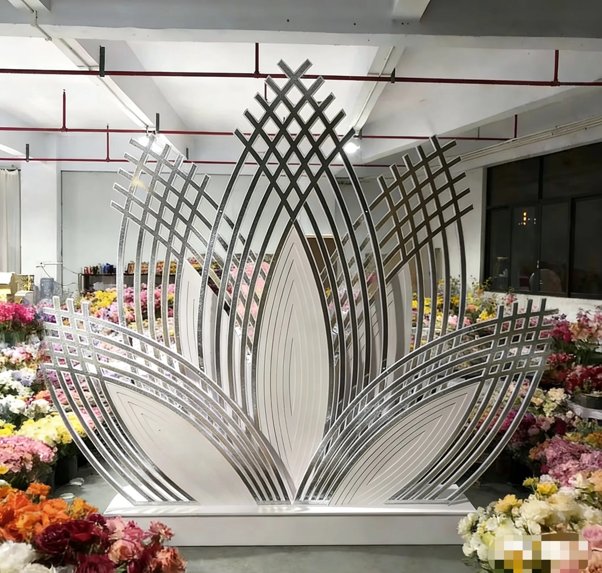 

2023 New Design Wedding Events Stage Decoration Flower Shape Pvc Mirror Gold Backdrop