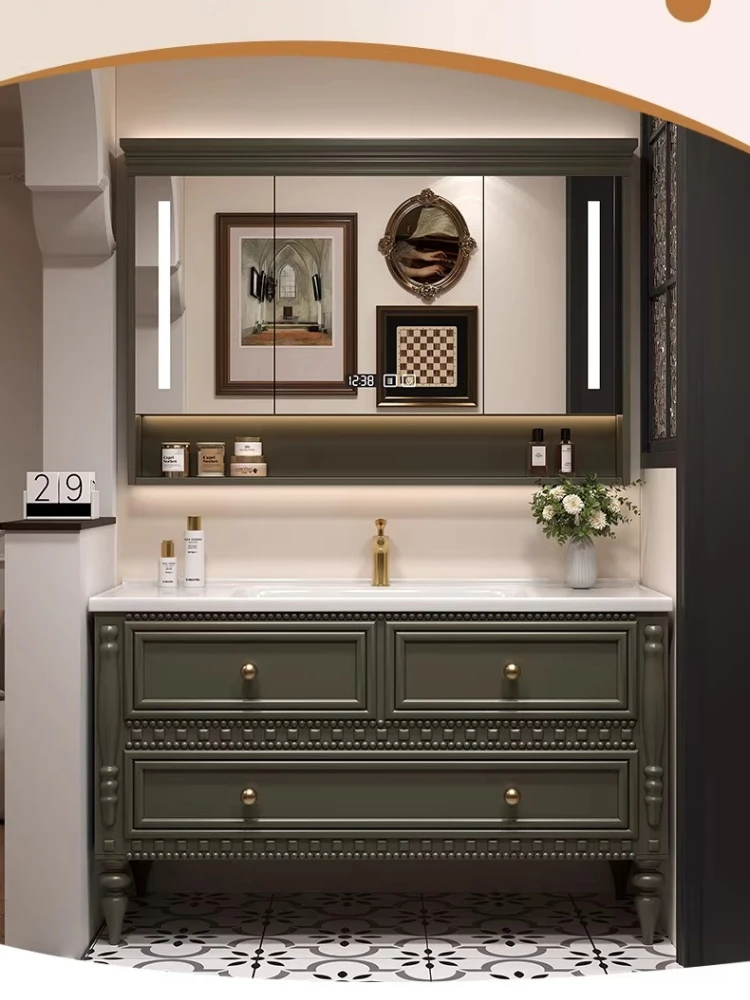 

Французский ретро-комплект мебели для ванной комнаты от пола до потолка: тумба с интегрированной керамической раковиной и унитазом.