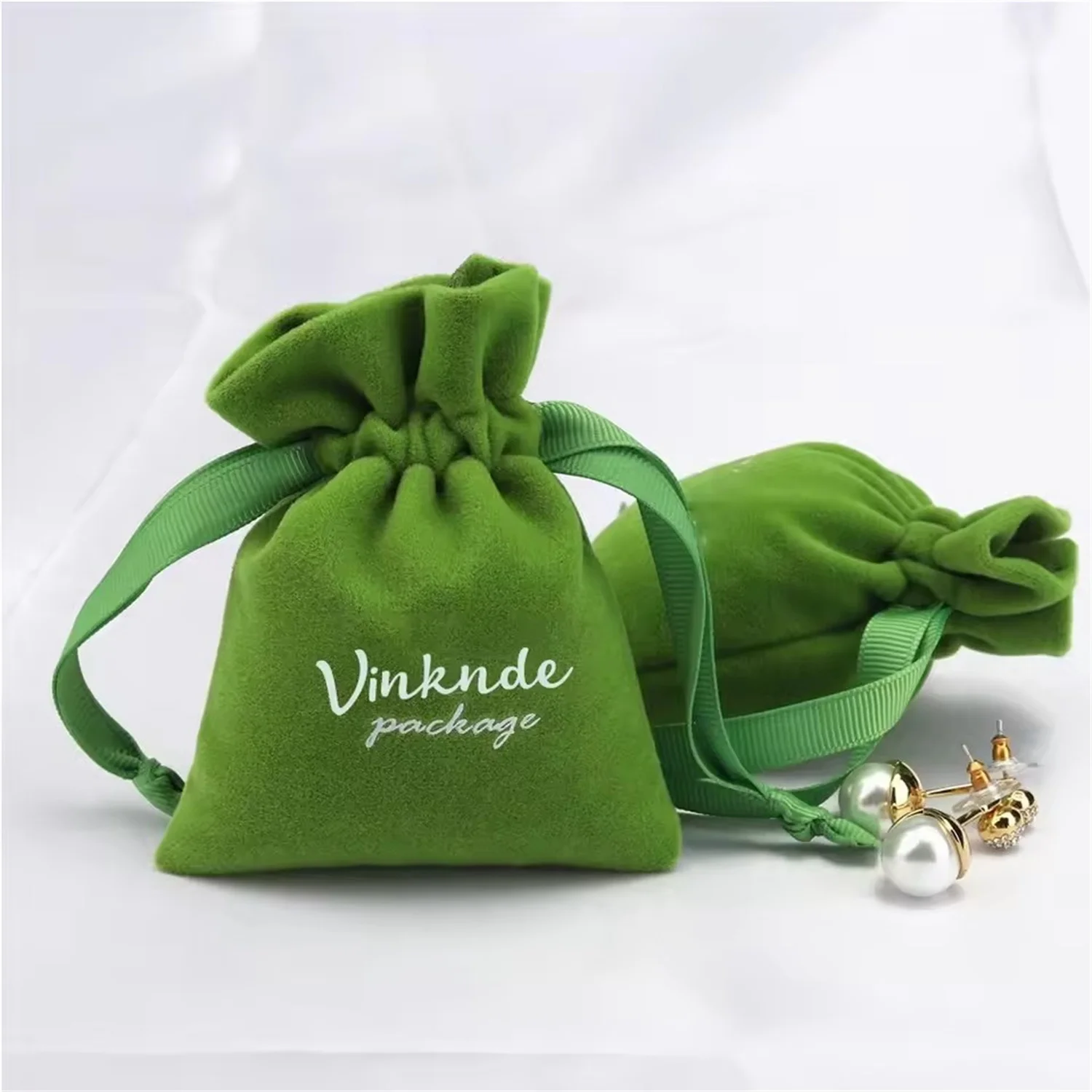 

Травяно-зеленый бархатный мешок на шнурке, маленькие серьги, ожерелье, духи, косметическая упаковка, подарочная сумка, индивидуальный логотип, свадебный подарок