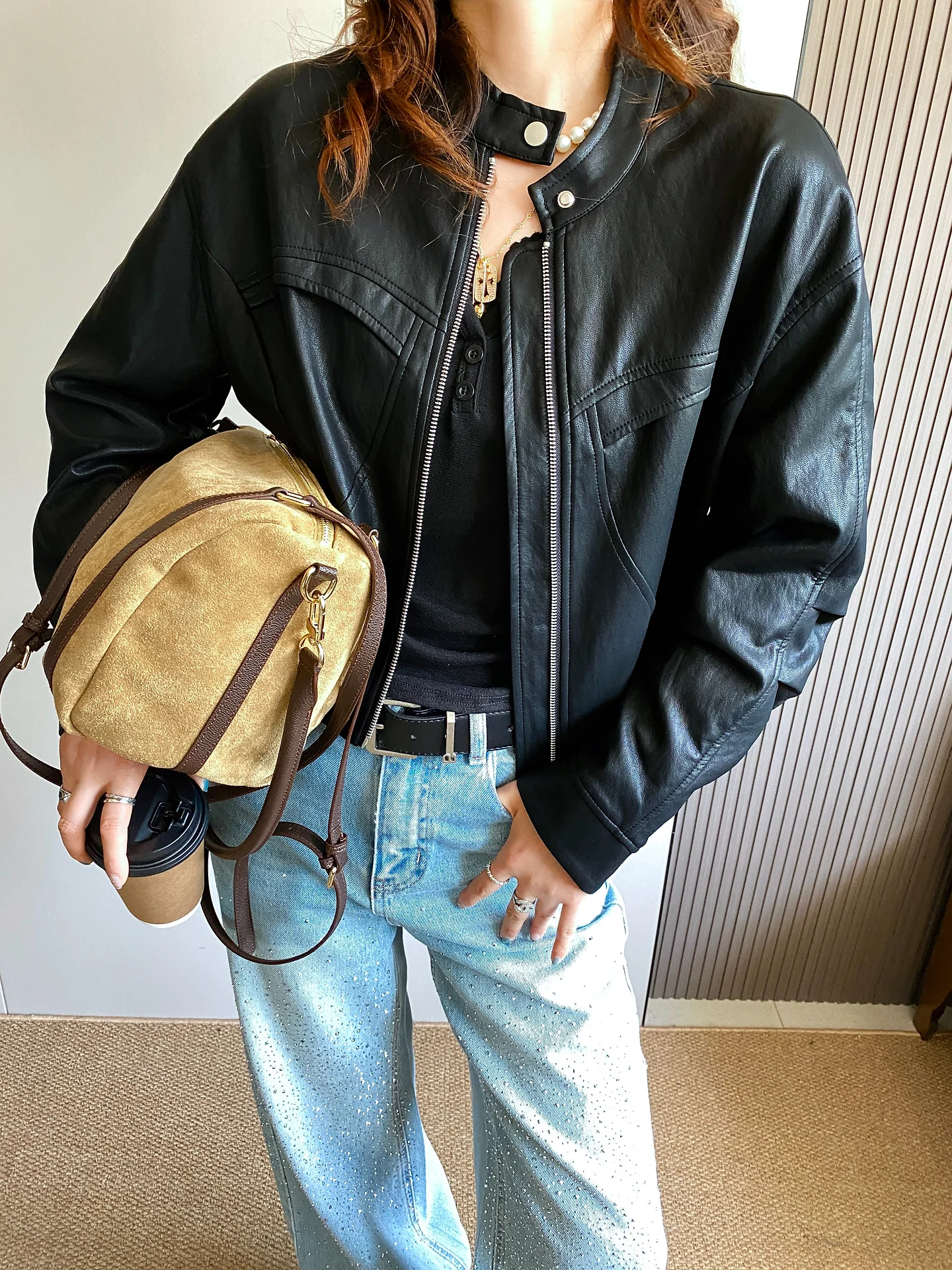 Jaqueta Feminina de Couro PU Primavera 2026 com Gola Alta, Caimento Solto, Efeito Emagrecedor, Estilo Motociclista, Versátil e Quente para Uso Diário