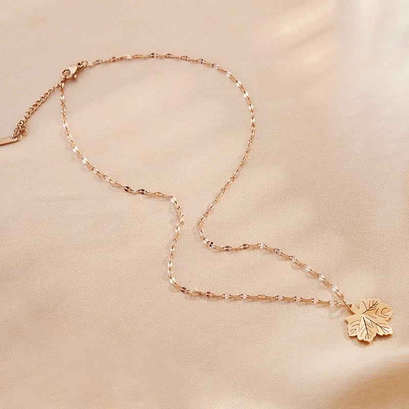 

One Leaf Rich Overnight Necklace Rose gold maple leaf tree collarbone chain, a unique and niche necklace