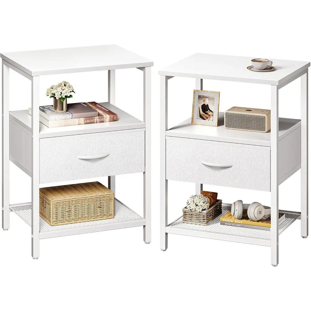 

Комплект из 2-х белых прикроватных тумбочек для спальни с тканевыми ящиками, сетчатой полкой, отсеком для хранения, открытыми полками и металлическими ножками