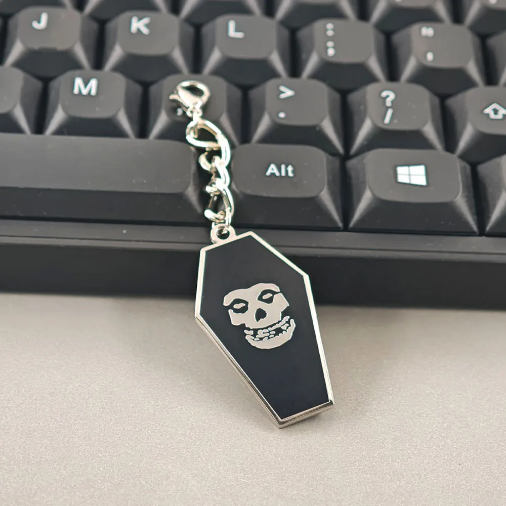 Wir sind 138 Sargförmige Doppelseitige Emaille-Schlüsselanhänger, Misfits Totenkopf-Anhänger, Punk-Rock-Horror-Fans Taschenanhänger, Schmuckgeschenk – Detail 8