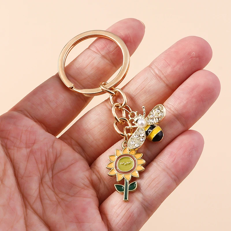 Cute Keychain Bee Honeycomb Flower Key Ring Garden Key Chains Souvenir Gift for Women Men Handbag Pendants Keychains Accessories