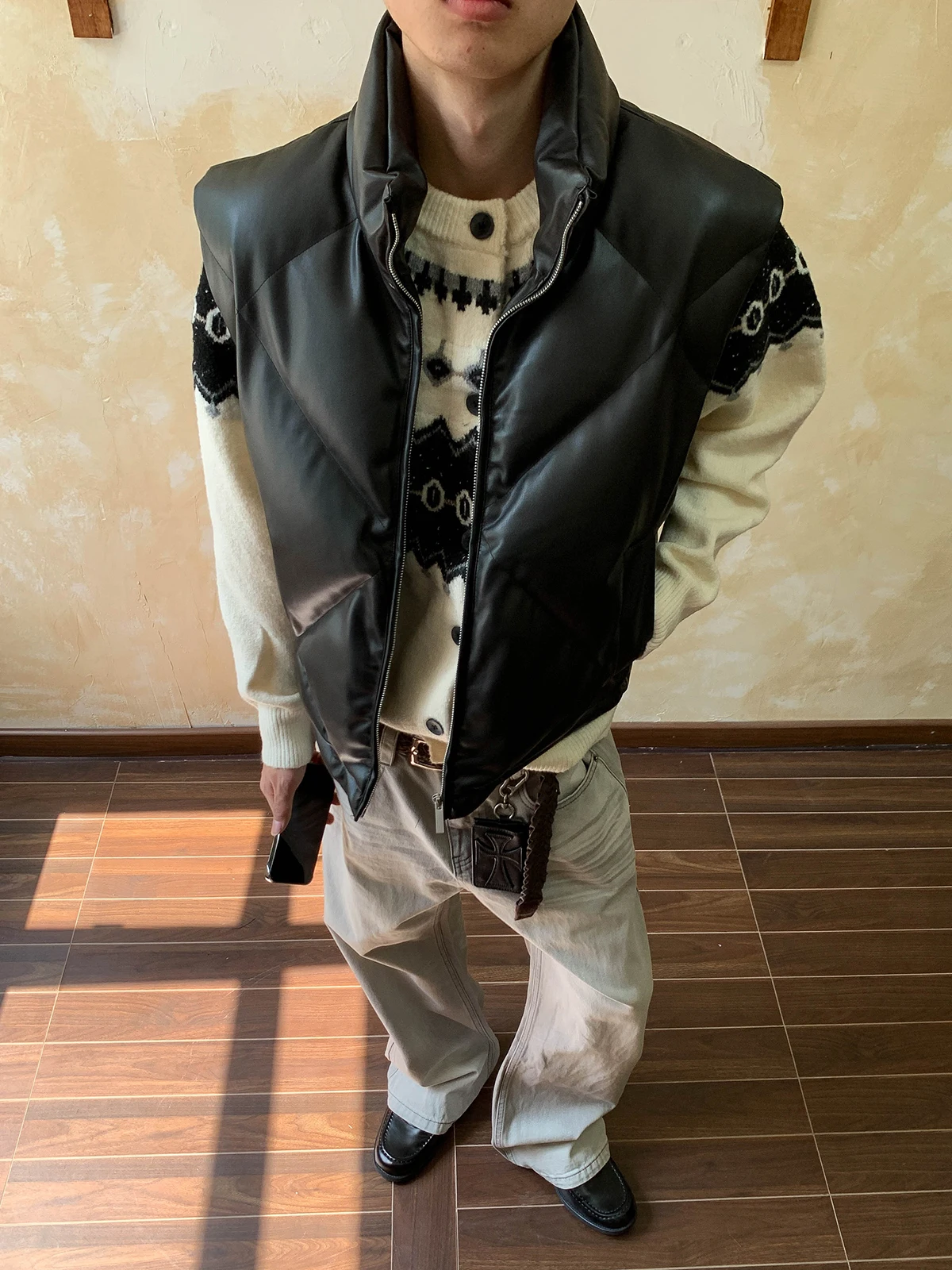 سترات رجالية لشتاء 2025 على الطراز الأمريكي الجديد من جلد البولي يوريثان بياقة واقفة سترات عصرية دافئة وسميكة بدون أكمام سترات أنيقة بدون أكمام