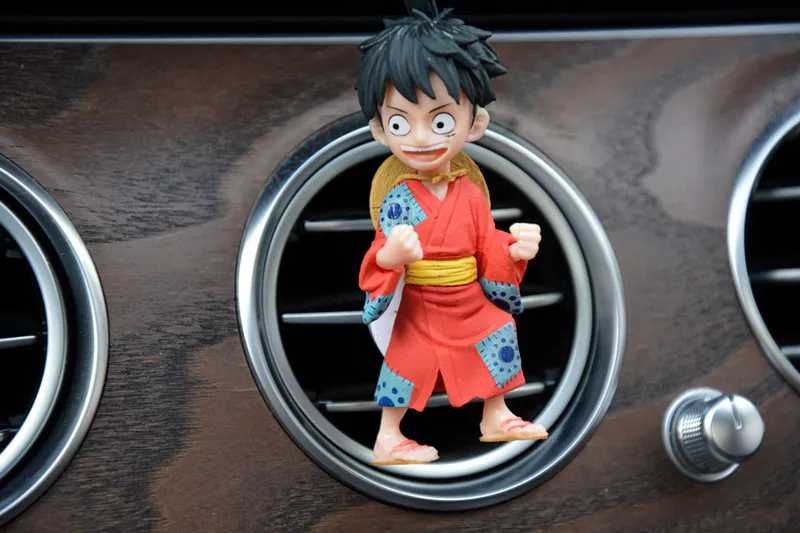 Jednoczęściowy samochód odświeżacz montowany na kratce nawiewu na klips perfum małpa D Luffy Wano Country Zoro figurki wisiorek do samochodu akcesoria Nami Chopper zabawki