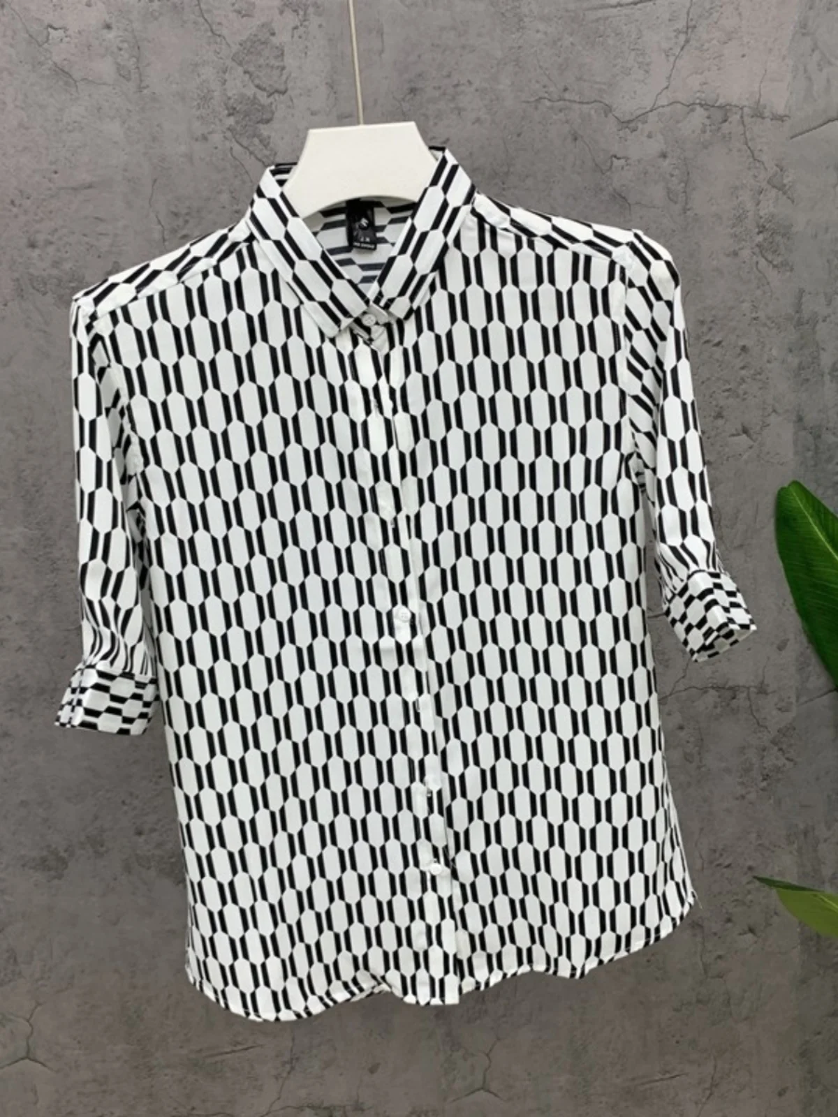

Summer Fashionable Ice Silk Thin Short Sleeve Men's Shirt Korean Style Sharp Collar Daily Wear Comfortable Standard Fit Shirt