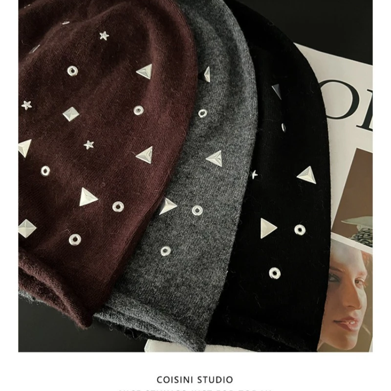 Koreanische Persönlichkeits-Beanie mit Nieten-Design für Herbst und Winter, warme und vielseitige Mütze für Männer und Frauen – Detail 4