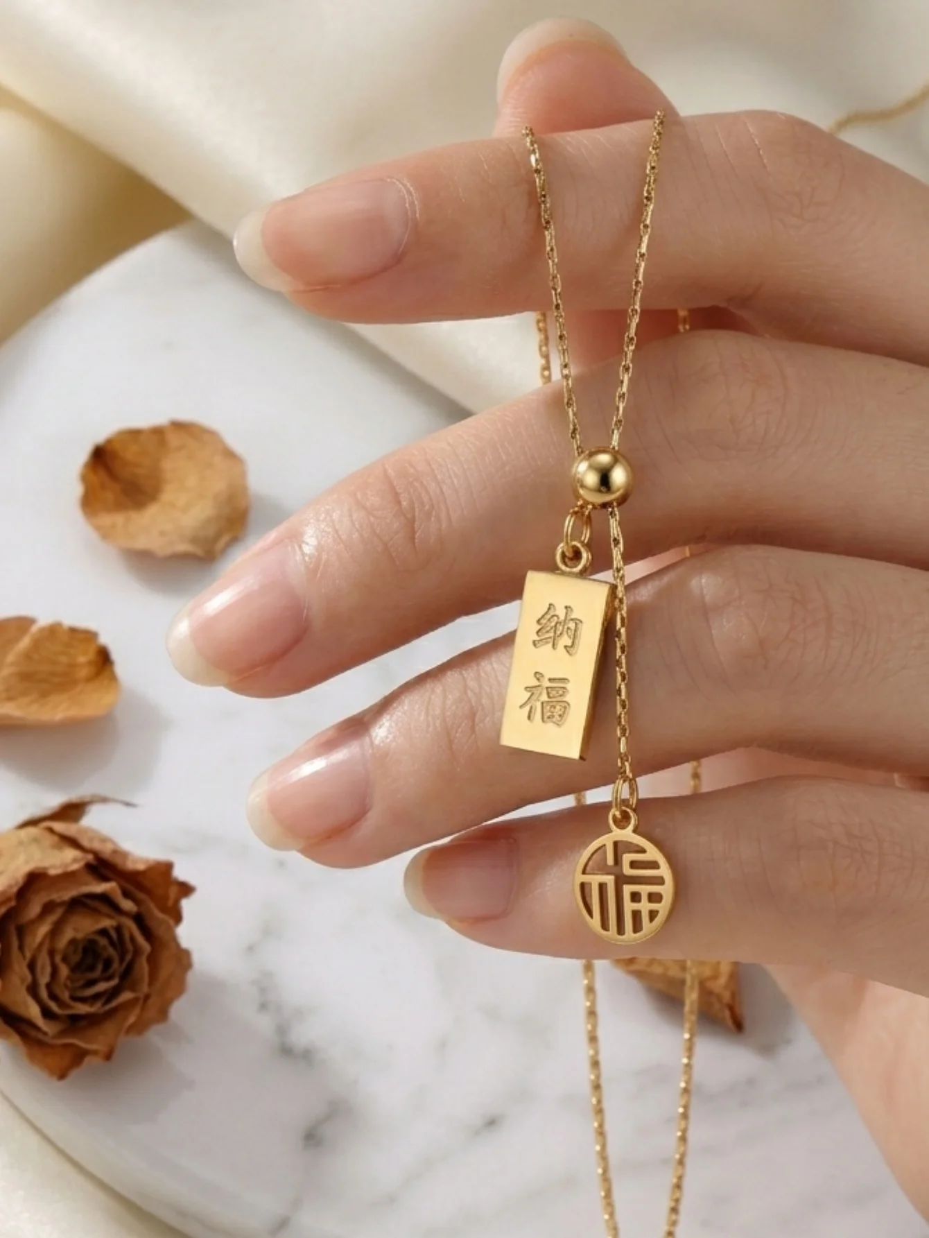 1 pieza de collar ajustable con colgante de acero inoxidable chapado en oro de 18 quilates con grabado de doble cara que atrae la fortuna, cadena ajustable de estilo chino de lujo ligero, adecuada para hombres y mujeres para el uso diario, citas y como regalo festivo, versátil para múltiples ocasiones.