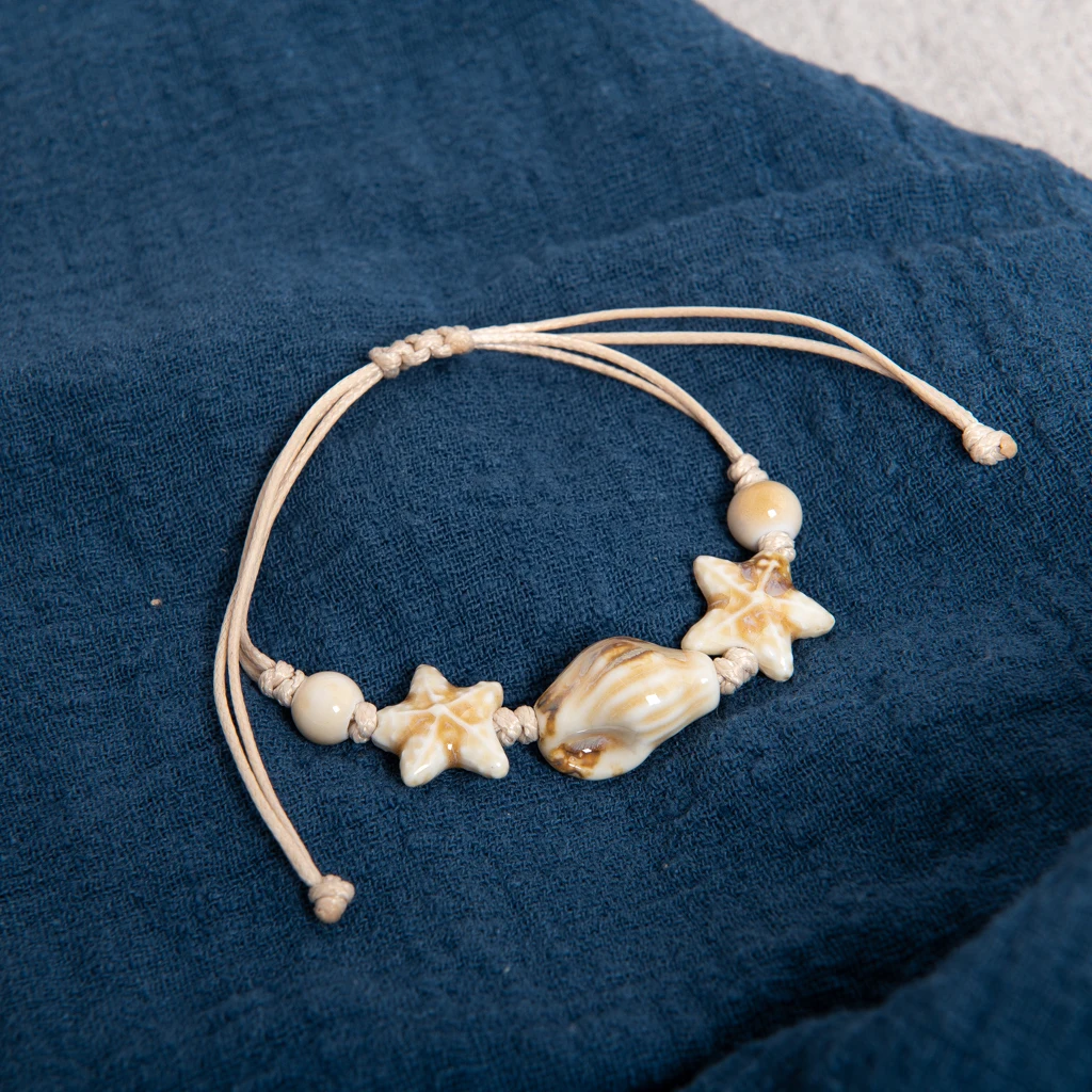 صدف من السيراميك الأبيض مصنوع يدويًا وسوار من الخرز على شكل نجمة قابل للتعديل من حبل الشمع على طراز الشاطئ الساحلي للأزواج والأصدقاء