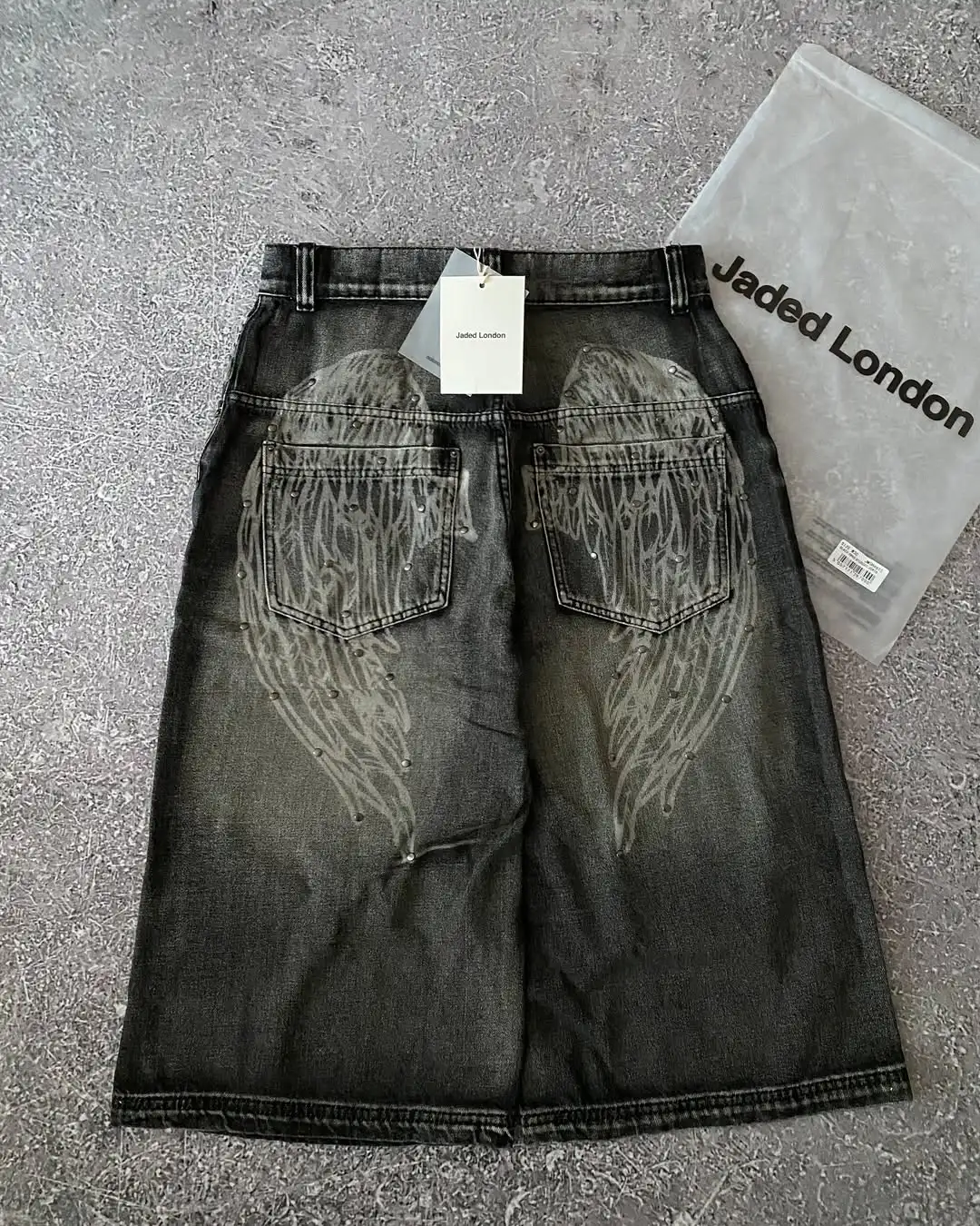 

Y2K New Popular Knee Length Denim Shorts Rivet Design Street Wing Pattern Fashion Harajuku Punk High Waist Wide Leg Pants Unisex