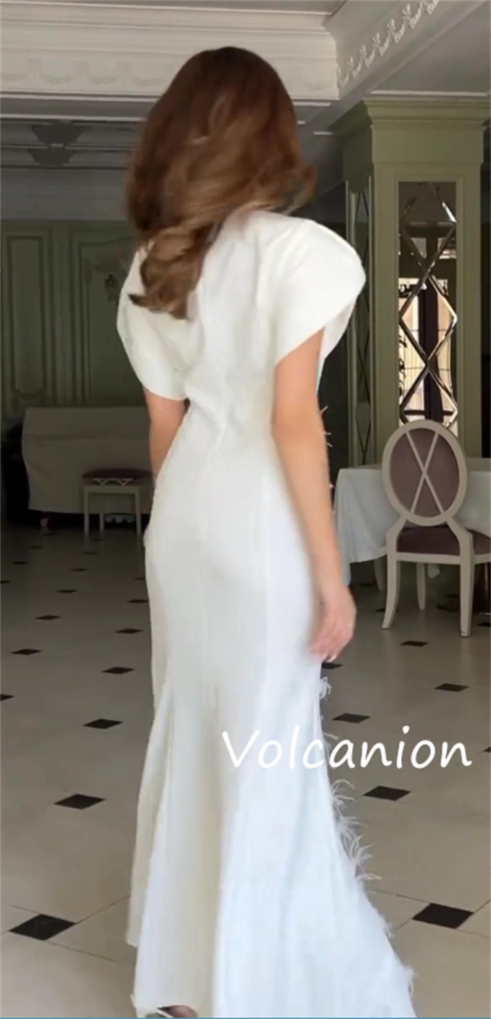 Gaun Midi Leher-o Terompet Bulu Berpayet Charmeuse Klasik Kustom Acara Dipesan Lebih Dahulu Seksi Yang Indah