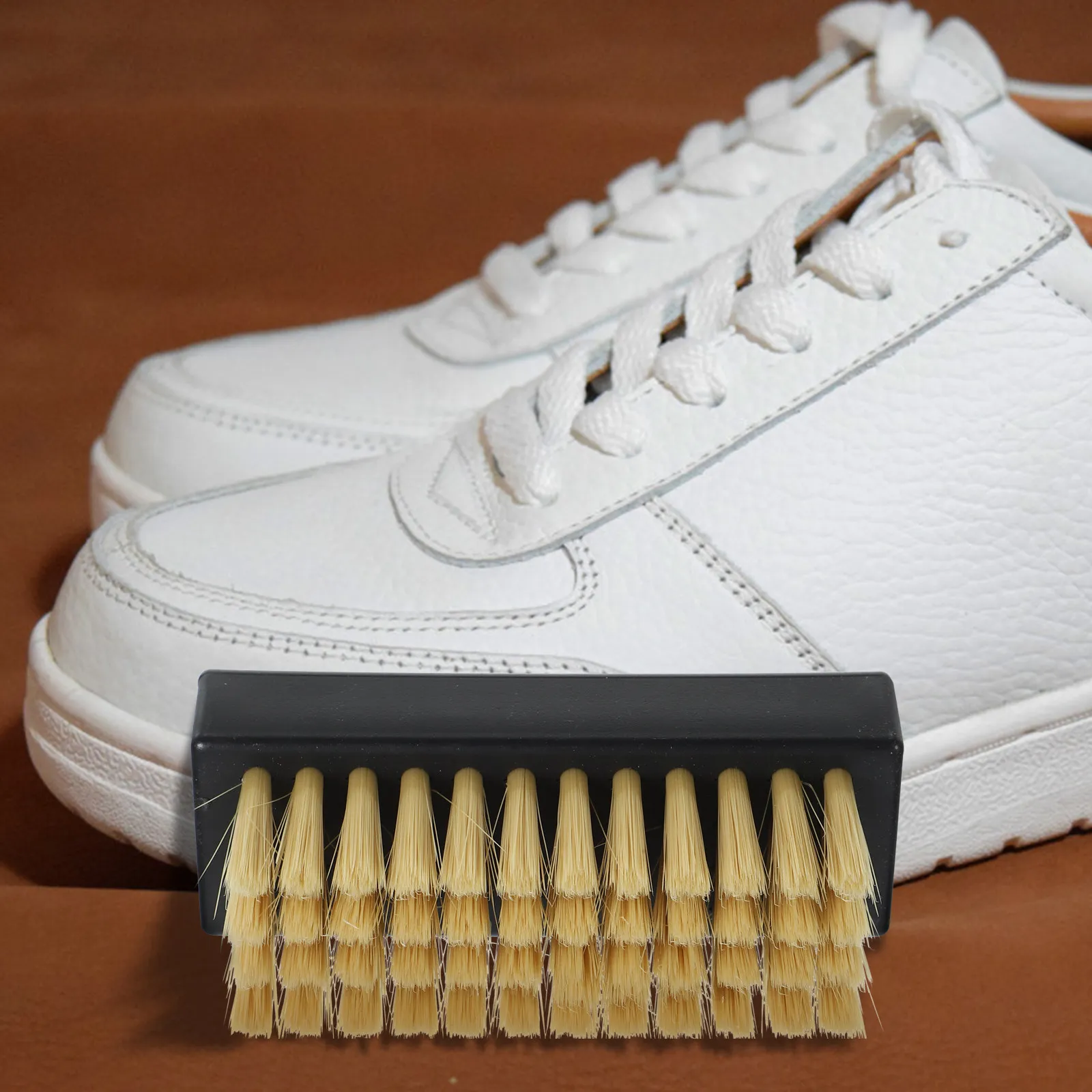 

Набор из 2 универсальных щеток для обуви: мягкая и жесткая щетина, эргономичная ручка, длинная ручка для глубокой чистки обуви, ботинок, а также для стирки и чистки белья.