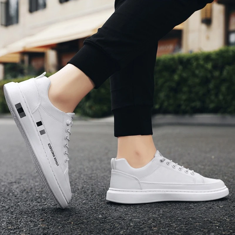 أحذية رياضية من الجلد الأبيض الرجال 2025 جديد الكورية العصرية حذاء كاجوال بفتحات تهوية الربيع البث المباشر منخفضة أعلى قماش زلة Ons1