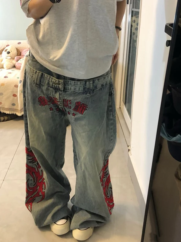 Calça Jeans Unissex Estilo Americano Solta de Perna Larga com Bordado e Totem Personalizado – Tendência Street Style que Emagrece